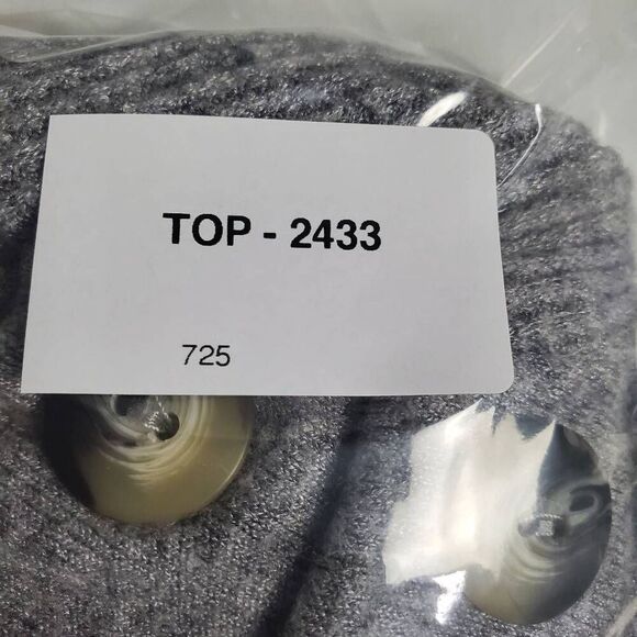 Leo & Nicole Medium Gray Ribbed Knit Asymmetrical Button Pullover Sweater USA - Picture 7 of 7